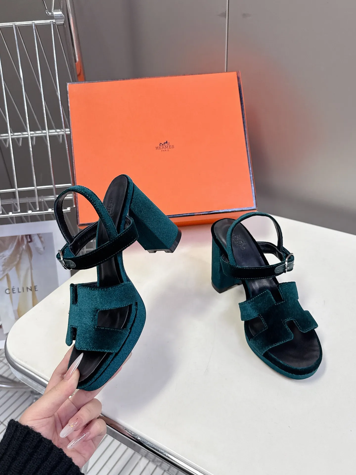 👟👟Ex-factory price 620👟👟 Hermès new spring and summer high-heeled sandals 🧡Upper: imported first-layer suede cowhide, mixed lambskin for feet, original leather outsole. You get what you pay for, genuine materials, whether it is leather, last shape, sole, or craftsmanship, all are consistent with ZP❗️ 🧡Suede high-heeled sandals, classic "H"-shaped upper with flexible ankle strap to highlight the slender ankle, about 9 cm high heels to reshape the body shape, genuine leather soles to enhance style, simple and smooth design, creating a fashionable and feminine look.  🧡Size: 35-39 yards (40 can be customized with no return or exchange) 🧡Color: multi-color 🧡Heel height: about 9 cm at the heel and 2 cm at the bottom